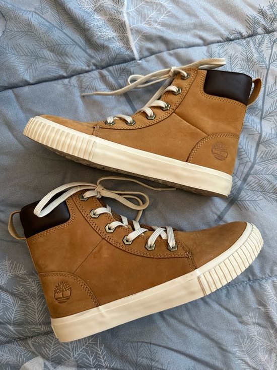 Timberland Shoes - EUC Womens Timberland Skyla Bay Tan Nubuck High-Top Sneakers w/White Sole Sz 5.5